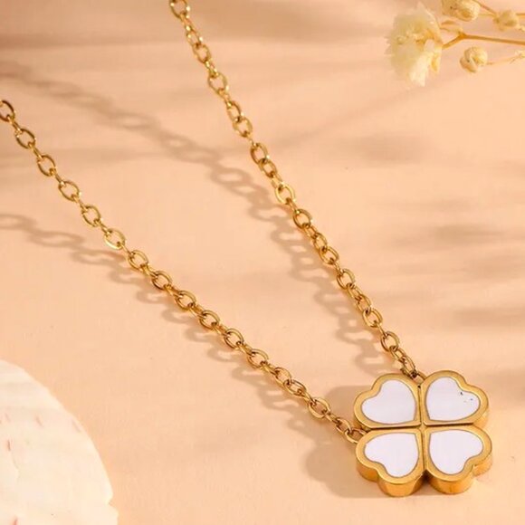 18K GOLD DIPPED WHITE AND GOLD HEARTS FORMING A CLOVER SINGLE PENDANT NECKLACE - Picture 1 of 1